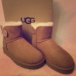UGG Mini Bailey Chestnut Boots W: Size 6